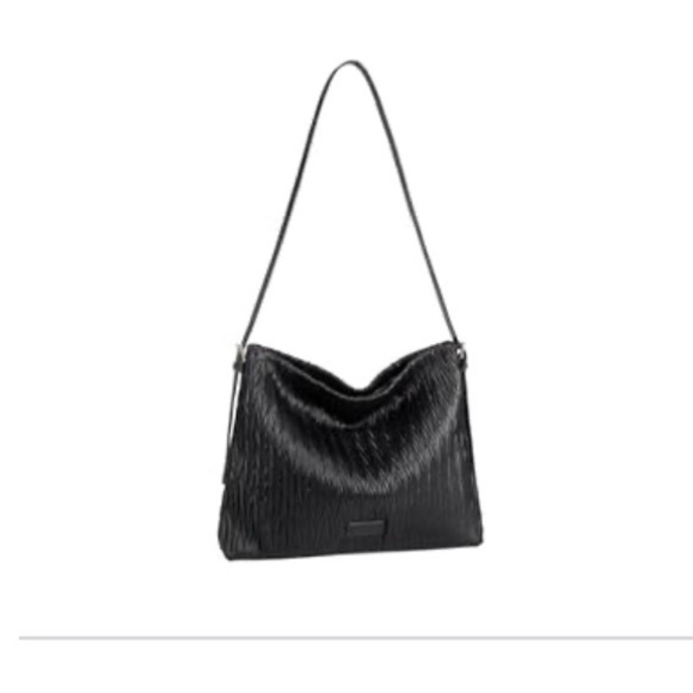 5/$25🌼 Chic Black Textured Shoulder Bag
